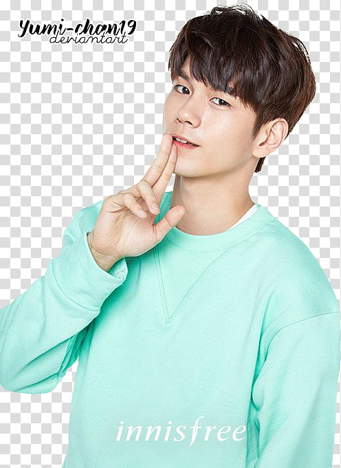 WANNA ONE, man wearing green sweater doing peace sign transparent background PNG clipart