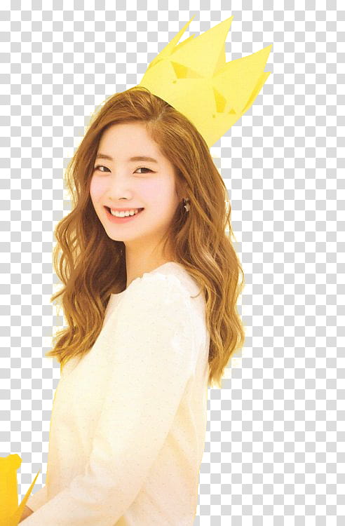 DAHYUN TWICE, woman smiling while wearing yellow paper crown transparent background PNG clipart