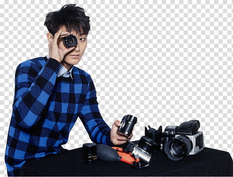 TAO s, man holding camera lens transparent background PNG clipart