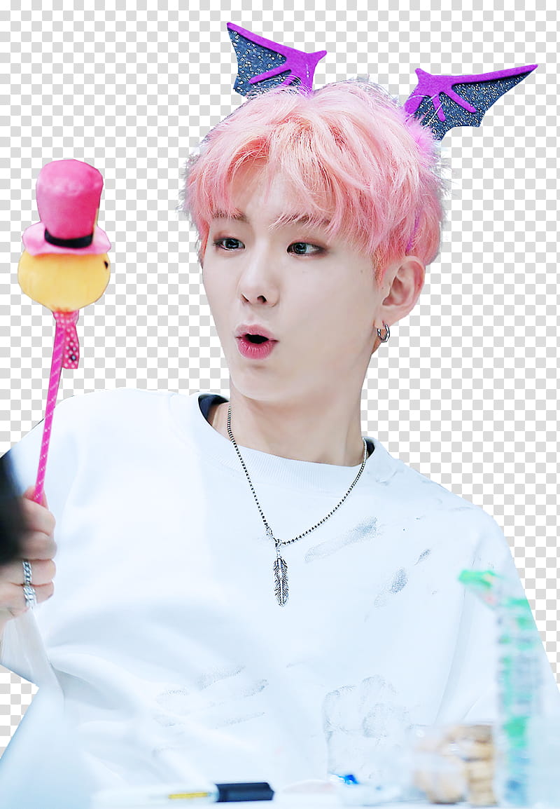 Kihyun MONSTA X, man wearing white and green shirt with pink hair transparent background PNG clipart